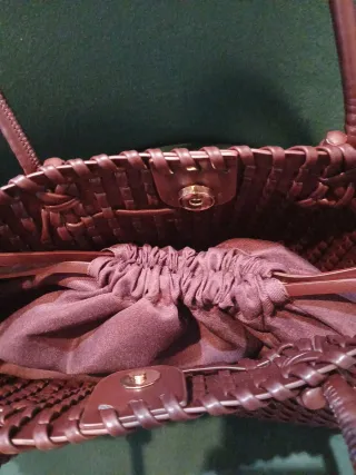 Bolso de hombro marrón tejido