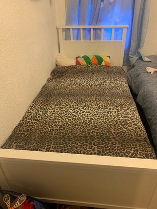 Cama individual blanca y marrón