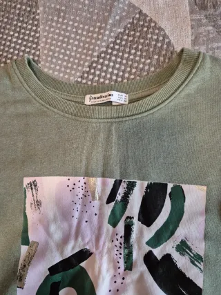 Sudadera Stradivarius verde con estampado