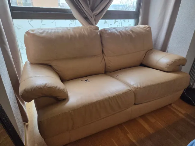 Sofá de piel beige muy cómodo