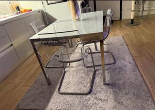 Tavolo in acciaio e vetro con 4 sedie