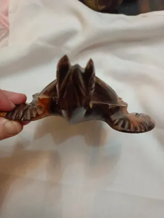 Tortuga de madera tallada