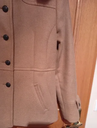 Chaquetón beige con capucha