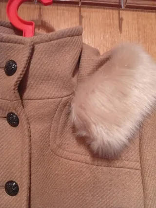 Chaquetón beige con capucha