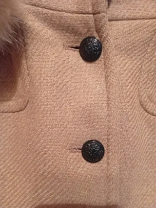 Chaquetón beige con capucha