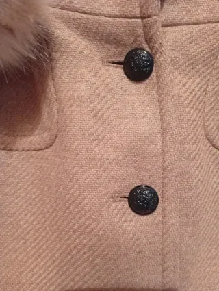 Chaquetón beige con capucha