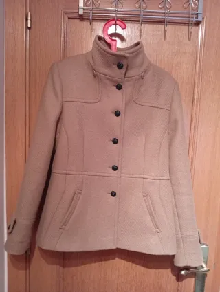 Chaquetón beige con capucha