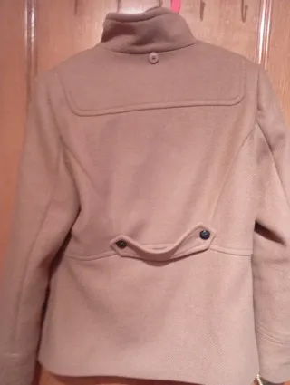 Chaquetón beige con capucha