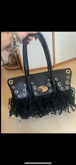 Borsa nera con frange e borchie