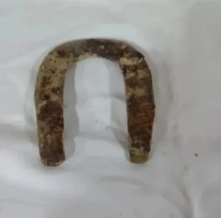 Herradura antigua de metal