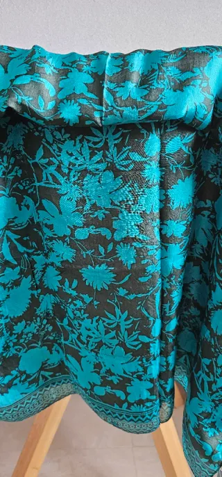 Fular estampado floral azul y verde.