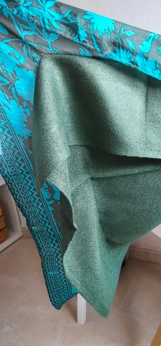 Fular estampado floral azul y verde.