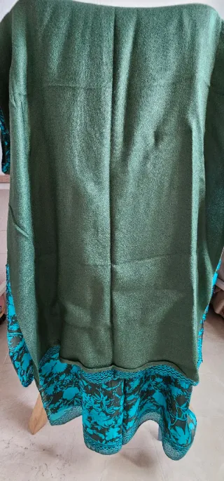 Fular estampado floral azul y verde.