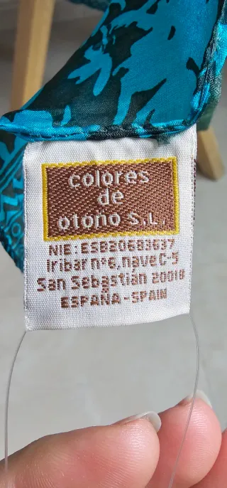 Fular estampado floral azul y verde.