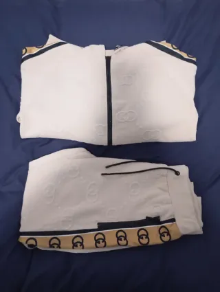 Chándal Gucci Beige con Detalles Dorados