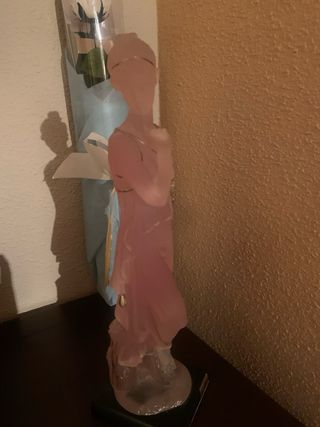 Figura griega rosa translúcida