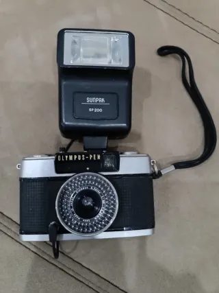 Olympus PEN EE-33 + Flash Sunpak SP200