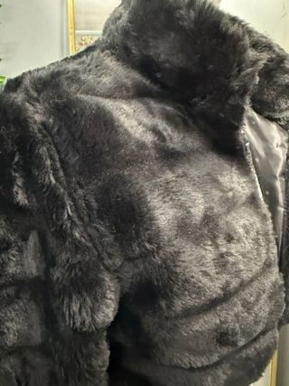 Chaqueta de pelo negra