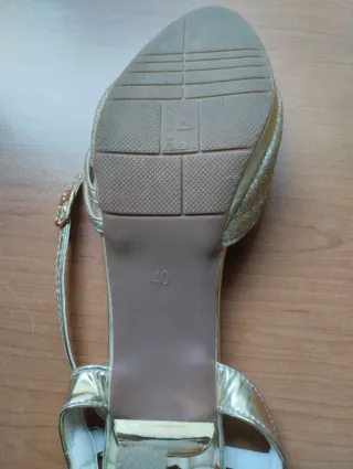 Sandalia dorada brillante