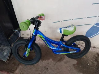 Bicicleta de equilibrio infantil azul