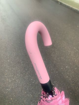 Paraguas rosa con lunares. Vendo por no usar.