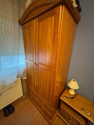 Armario de madera maciza