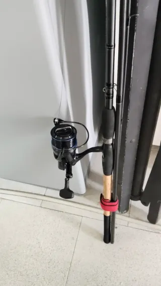 Caña  inglesa Okuma 3,90.. y carrete preston.