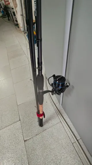 Caña  inglesa Okuma 3,90.. y carrete preston.