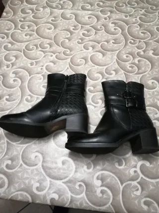 Stivaletti neri con fibbia e zip