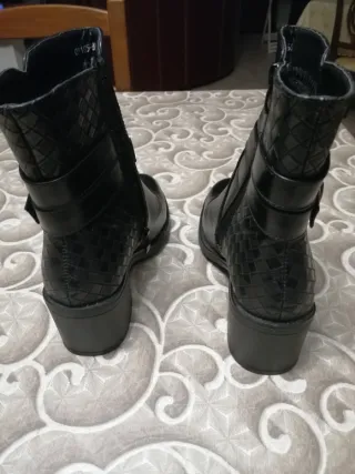 Stivaletti neri con fibbia e zip