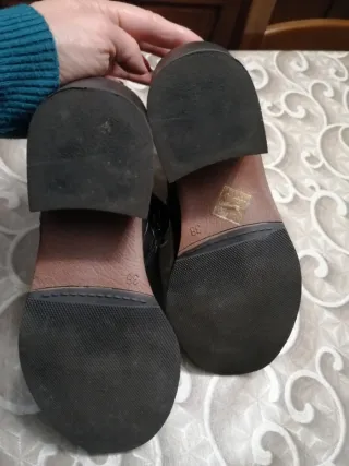 Stivaletti neri con fibbia e zip