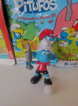 PITUFO FUTBOLISTA CON TROFEO 2013