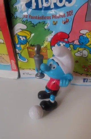 PITUFO FUTBOLISTA CON TROFEO 2013