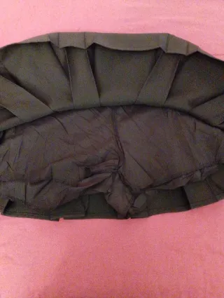 Falda negra plisada con cinturón