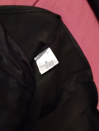 Falda negra plisada con cinturón