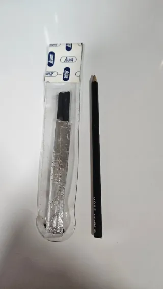 Lápices de grafito y carboncillo + goma