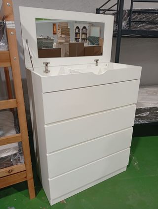 Cómoda blanca con espejo y compartimentos