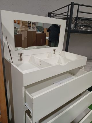 Cómoda blanca con espejo y compartimentos
