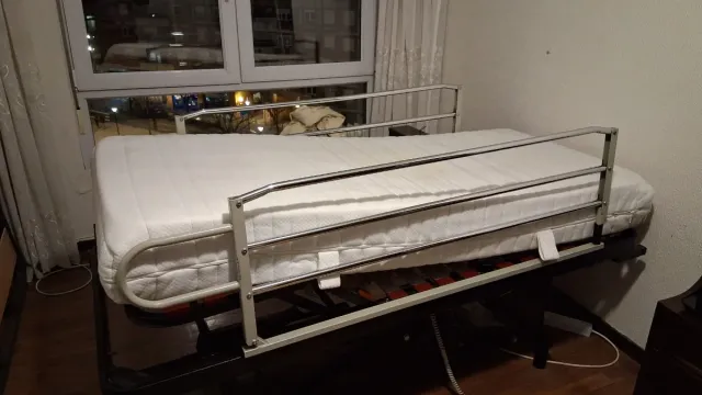 Cama geriátrica articulada con carro elevador
