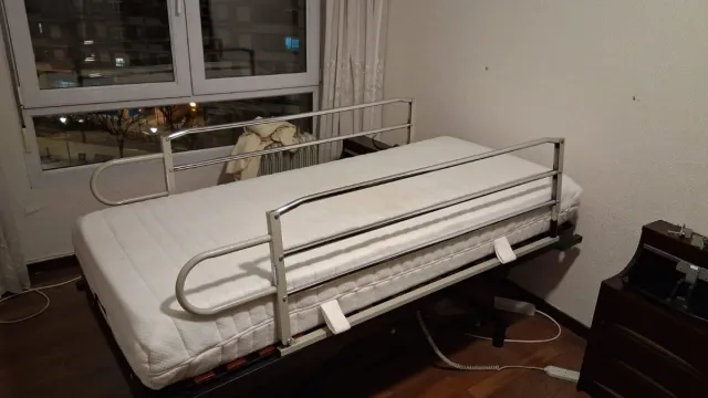Cama geriátrica articulada con carro elevador