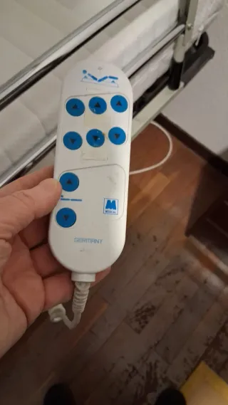 Cama geriátrica articulada con carro elevador