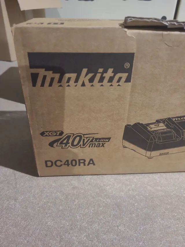 Cargador Makita DC40RA XGT 40V