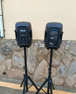 Altavoces Pyle Negros con Soporte