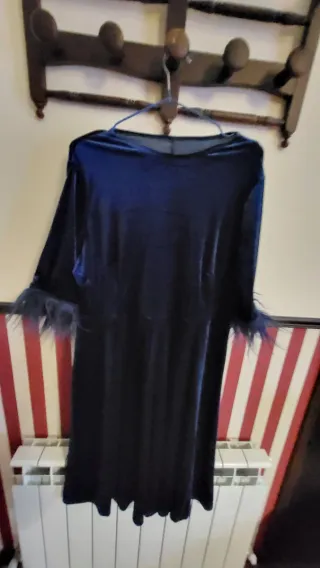 Vestido midi terciopelo con plumas