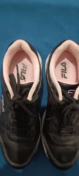 Zapatillas Fila Negras y Rosas