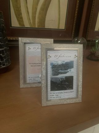 Marcos de fotos plateados brillantes