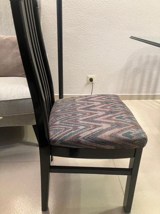 Silla comedor negra con tapizado geométrico