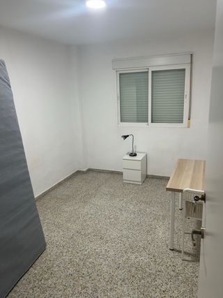 Se alquila habitacion en piso compartido,