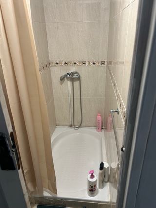 Se alquila habitacion en piso compartido,