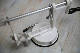 Sbuccia mele manuale con ventosa